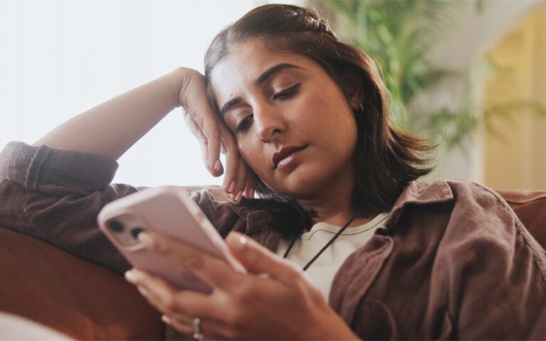 How Social Media Contributes to the Phenomenon of Ghosting and Lingering