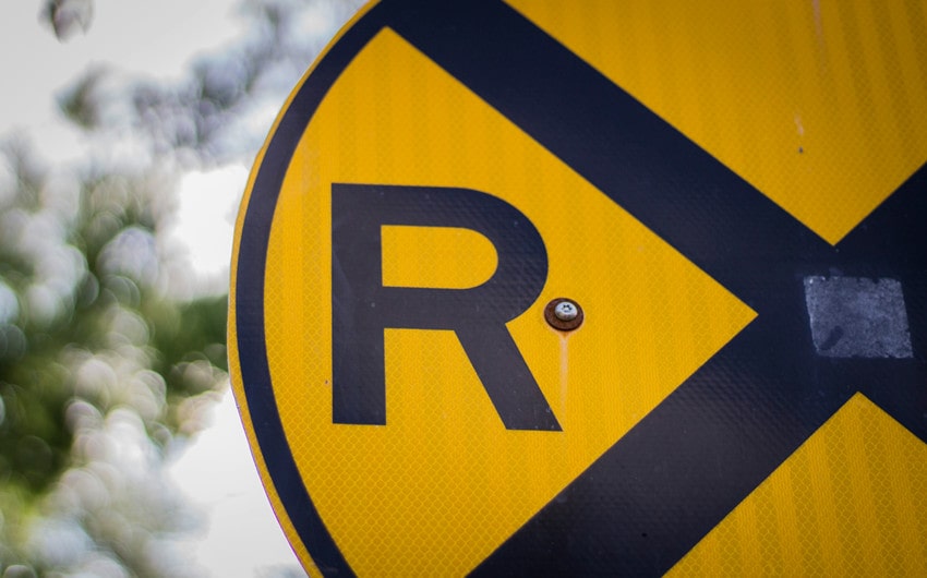 R