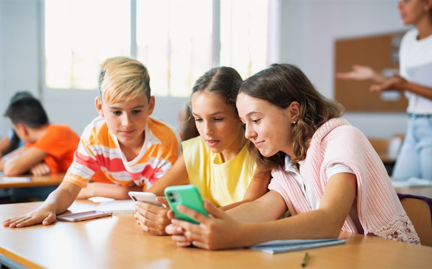 why should phones be allowed in school